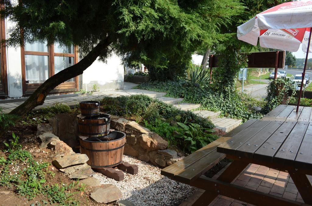 Pension Egida Rez Exterior photo